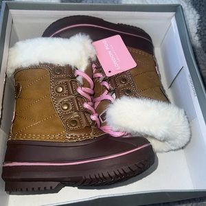 Snow boots toddler girl size 6 never worn brand new with tag!
